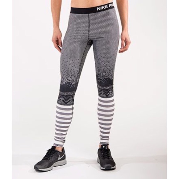 3/$30 🍂 Nike Pro Dri Fit Hyper-warm Printed Grey & Black Leggings Size XS - Picture 1 of 10